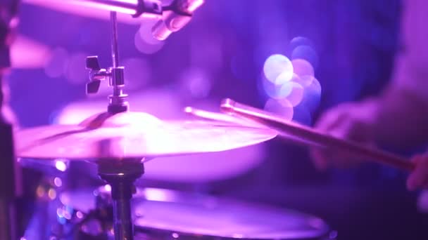 Músico tocando la batería durante el concierto de rock — Vídeos de Stock