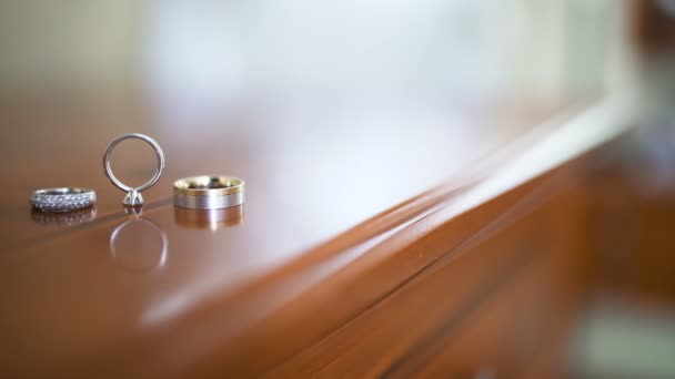 Свадебные кольца в коробке — стоковое видео