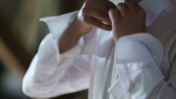 Man buttoning shirt closeup. Dressed man. Dressing up mens. Men hands. — Stock Video