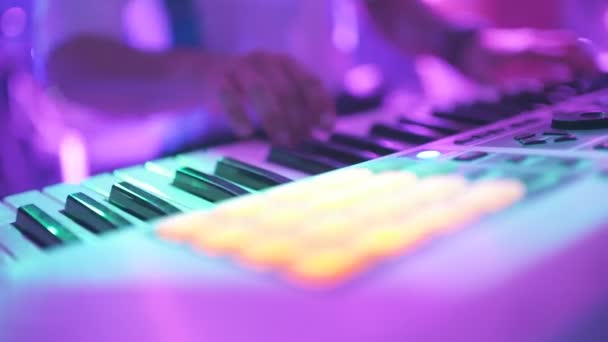 Muzikant die synthesizer speelt — Stockvideo