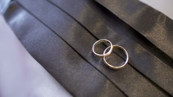Свадебные кольца в украшенной коробке 4K — стоковое видео