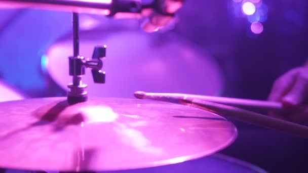 Музыкант играет на барабанах во время рок-концерта — стоковое видео