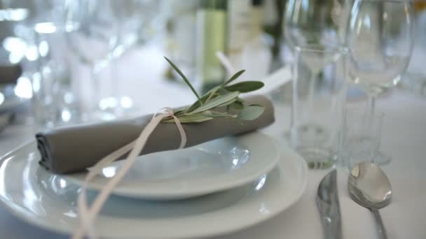 Украшенный стол для свадебного ужина — стоковое видео