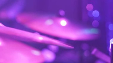 Rock konserinde davul çalan müzisyen