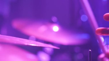 Rock konserinde davul çalan müzisyen