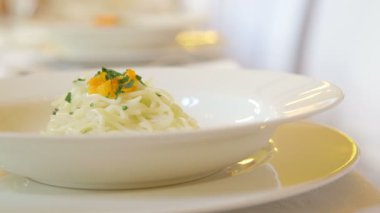 Düğün töreninde tabakta servis edilen yemekler.