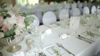 Lüks ve zarif yemekler için dekore edilmiş bir masa.