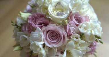 Bir buket taze gül. Düğün buketi..