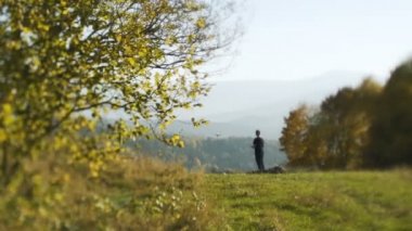 Dağlardaki küçük bir köyde insansız hava aracı uçuran adam.