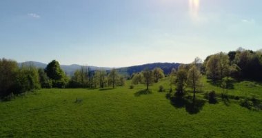 Dağlarda yürüyen iki bisikletlinin hava görüntüsü