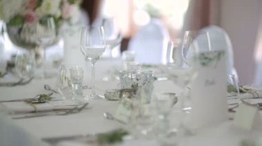 Lüks ve zarif yemekler için dekore edilmiş bir masa.