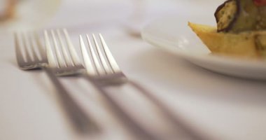 Düğün yemeği için dekore edilmiş masa.