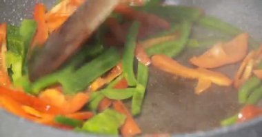 Renkli sebzeleri karıştırıyorum.