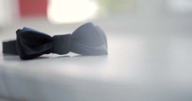 Düğün - Masada siyah papyon