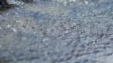 Nehir taşların üzerinden akar