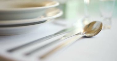 Düğün yemeği için dekore edilmiş masa.