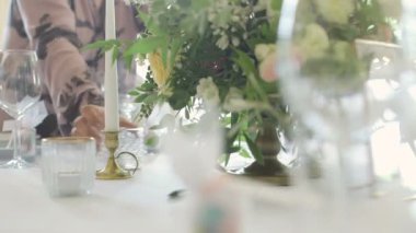 Düğün yemeği için dekore edilmiş masa.