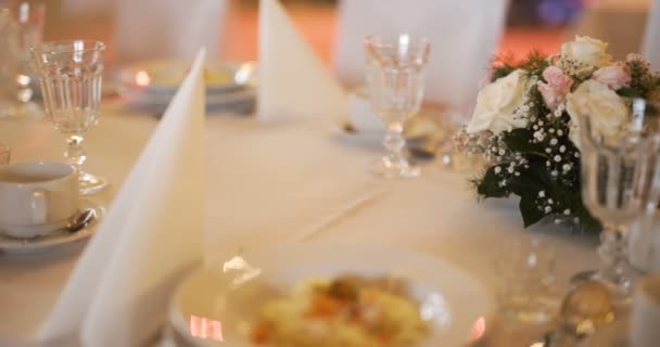 Mesa Decorada para Cena en Restaurante — Vídeos de Stock