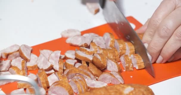 Snijd sasuage voor het bakken op pan — Stockvideo