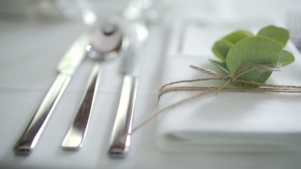 Dekorowany stół na luksusową, elegancką kolację — Wideo stockowe