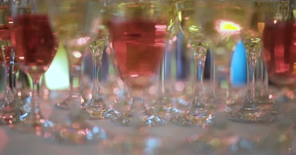 Champagne. många champagneflöjter med mousserande champagne — Stockvideo