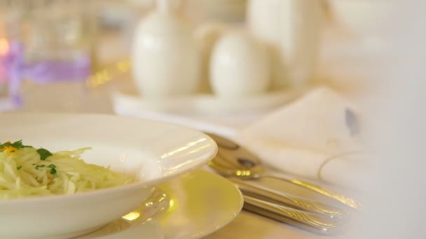 Jídlo podávané v talíři během svatebního obřadu — Stock video