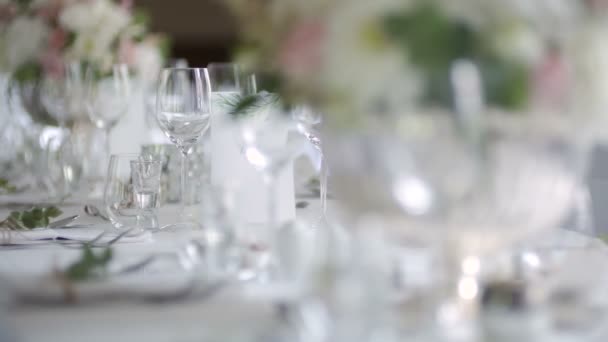 Украшенный стол для роскошного, элегантного ужина — стоковое видео