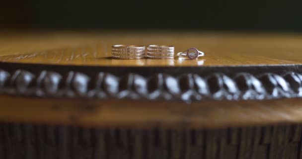 Anillos de boda en caja decorada — Vídeos de Stock