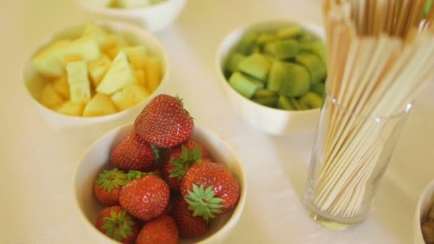 Various fruits on plate wedding reception — Stock Video