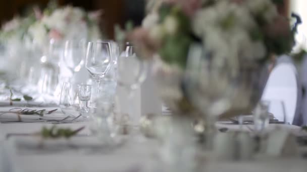 Dekorowany stół na luksusową, elegancką kolację — Wideo stockowe