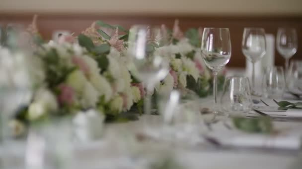 Mesa decorada para una cena de lujo y elegante — Vídeos de Stock