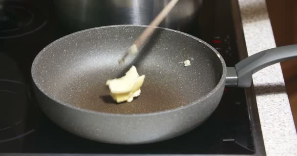 Derretir la mantequilla en la sartén caliente — Vídeo de stock