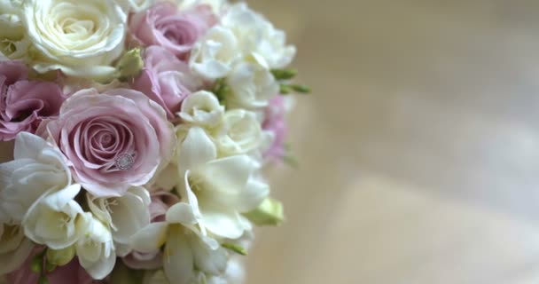 ช่อกุหลาบสดๆ ช่อดอกไม้เจ้าสาวแต่งงาน . — วีดีโอสต็อก