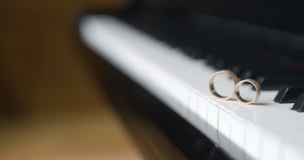 Klavír a svatební prsteny — Stock video