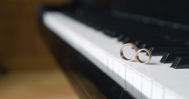 Piano e anéis de casamento — Vídeo de Stock