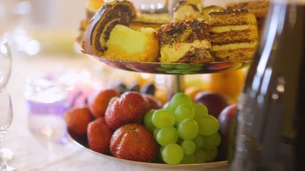 Різні фрукти на тарілці весільний прийом — стокове відео
