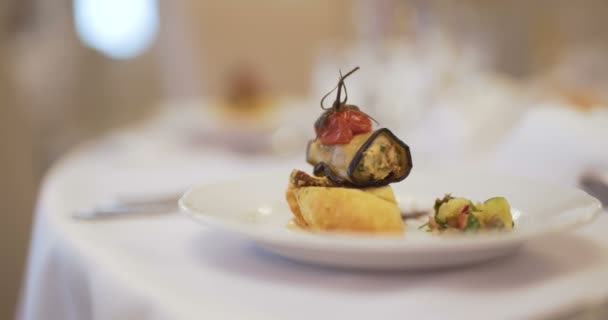 Düğün töreninde tabakta servis edilen yemekler. — Stok video
