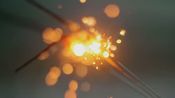 Φωτισμός Sparkler λεπτομέρεια πυροβολούν — Αρχείο Βίντεο