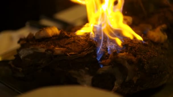 결혼식에서 불꽃을 뿜으며 준비 된 돼지고기 요리. — 비디오