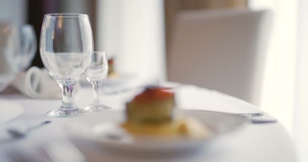 Mesa decorada para una cena de boda — Vídeos de Stock