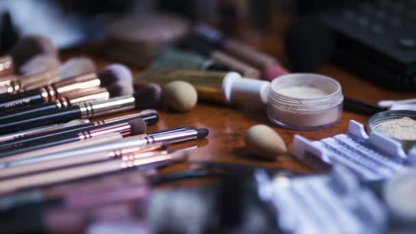 Conjunto de pincel para maquiagem na mesa — Vídeo de Stock