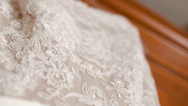 Belle robe de mariée blanche détail. — Video