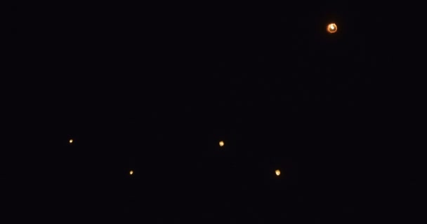Close up de Lit Lantern agains fundo escuro à noite — Vídeo de Stock