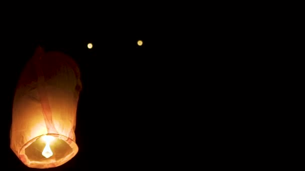 Primer plano de Linterna Lit contra fondo oscuro por la noche — Vídeos de Stock
