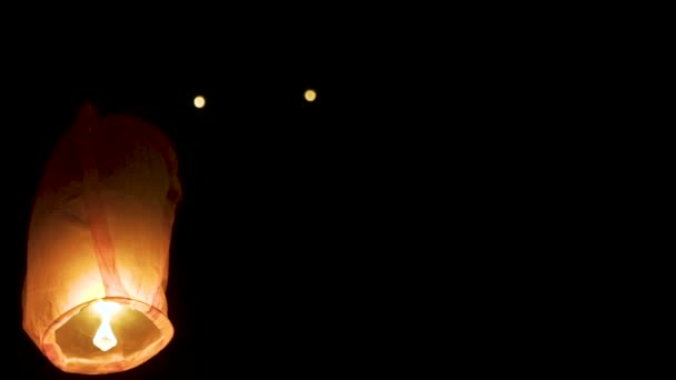 Primer plano de Linterna Lit contra fondo oscuro por la noche — Vídeo de stock