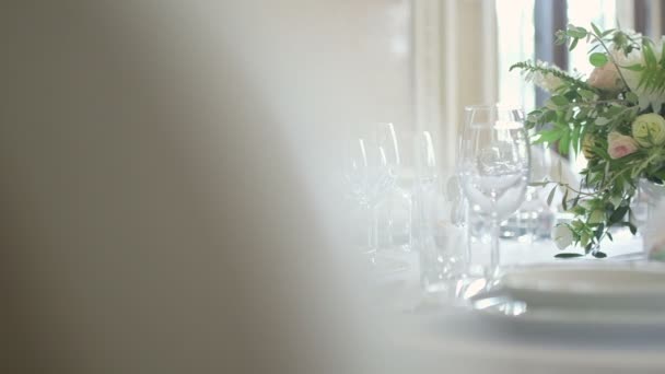 Mesa decorada para una cena de boda — Vídeos de Stock