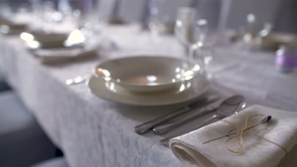 Mesa decorada para um jantar de casamento — Vídeo de Stock