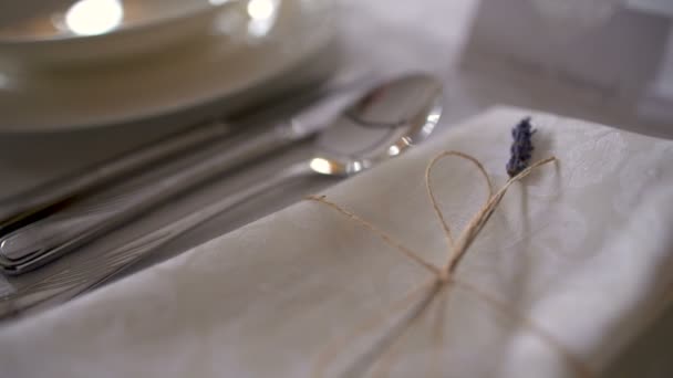 Mesa decorada para jantar no restaurante — Vídeo de Stock