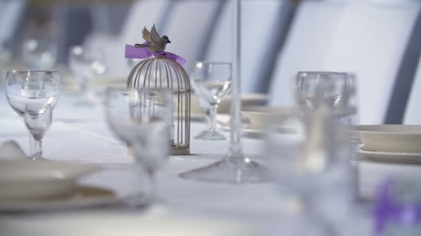 Mesa decorada para una cena de boda — Vídeos de Stock