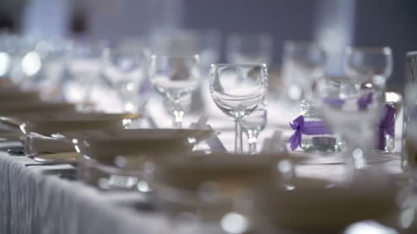 Mesa decorada para una cena de boda — Vídeos de Stock